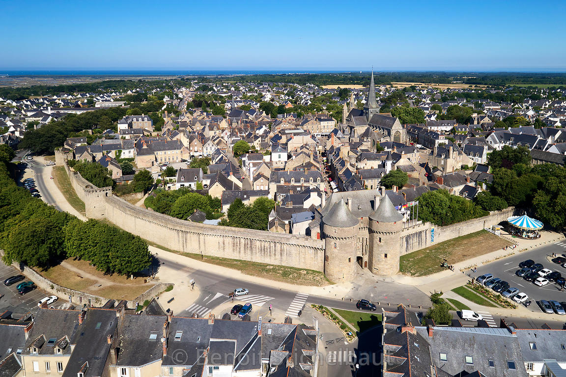 France, Loire-Atlantique (44), Presqu'île de Guérande, Parc Naturel Regional de la Briere, Guérande, la cité médiévale, la Porte Saint Michel du XVe siècle et Musée du Pays de Guérande (vue aérienne)