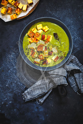 Cubes of fried Paneer simmered in a Spinach Gravy.