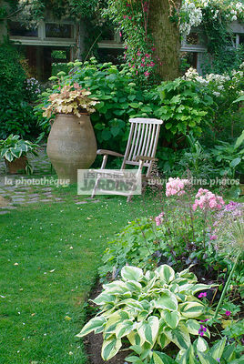 Coin repos et massif d'hostas. Jardin de André Eve. Pithiviers. Loiret