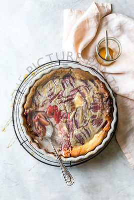 Baked plum pudding with honey