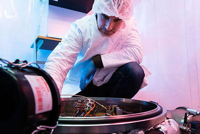 Ingénieur contrôle un sismomètre SEIS pour un test sous vide dans caisson de simulation d'ambiance martienne sous hotte à flux laminaire. Pilier sismique de la cave sismique de IPGP Institut de Physique du Globe de Paris.