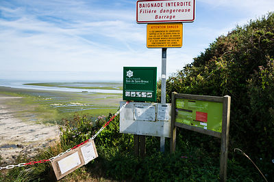 Panneaux d'information de danger, arreté municipal de fermeture et d'interdiction d'accés à la plage de Carrieux, marée d'algues vertes plage de St-Maurice et à l'embouchure du Gouessant, anse de Morieux, réserve naturelle de la baie de St-Brieuc.