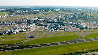 Amsterdam Airport Schiphol, de pieren met een taxiende KLM Boeing 777 aangevlogen vanuit het noorden