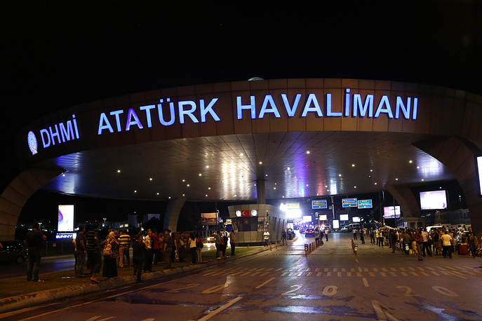 epa05396880 Turkish police block the road after an suicide bomb attack at Ataturk Airport in Istanbul, Turkey, 28 June 2016. At least 10 people were killed in two separate explosions that hit Ataturk Airport. EPA/SEDAT SUNA