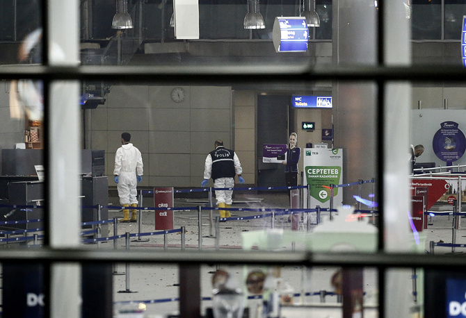 epa05396901 Police investigators search the area after a suicide bomb attack at Ataturk Airport in Istanbul, Turkey, 28 June 2016. At least 10 people were killed in two separate explosions that hit Ataturk Airport. EPA/SEDAT SUNA