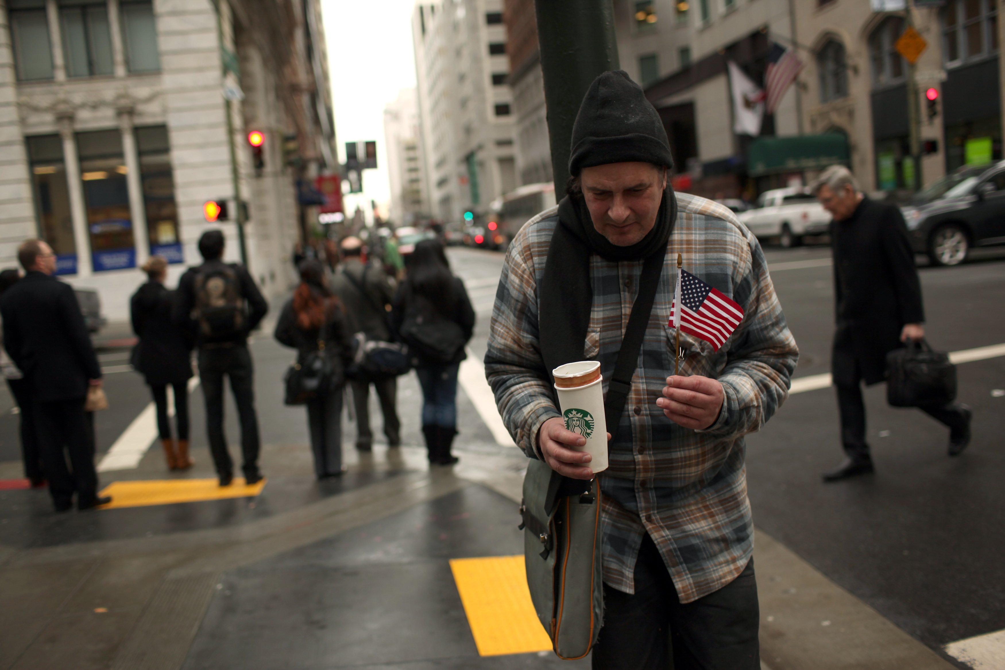 A homeless man begs for money in the Financial District in San Francisco, California March 28, 2012. REUTERS/Robert Galbraith (UNITED STATES - Tags: SOCIETY POVERTY BUSINESS) - RTR300S7