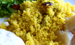 Saffrans couscous med torkade bär
