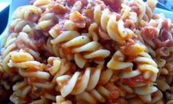Pasta med canellinibönor i tomatsås