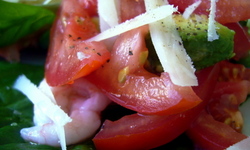 Sallad på räkor, avokado, keso, tomater m.m.