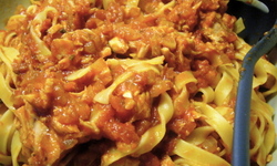 Pasta med tonfisk- och tomatsås