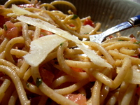 Kvick pasta med tomat, basilika, parmesan