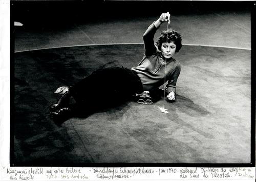 Kaugummiplastik auf roter Bühne