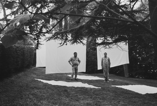 Günther Uecker and Jef Verheyen installing 'Vlaamse Landschappen'