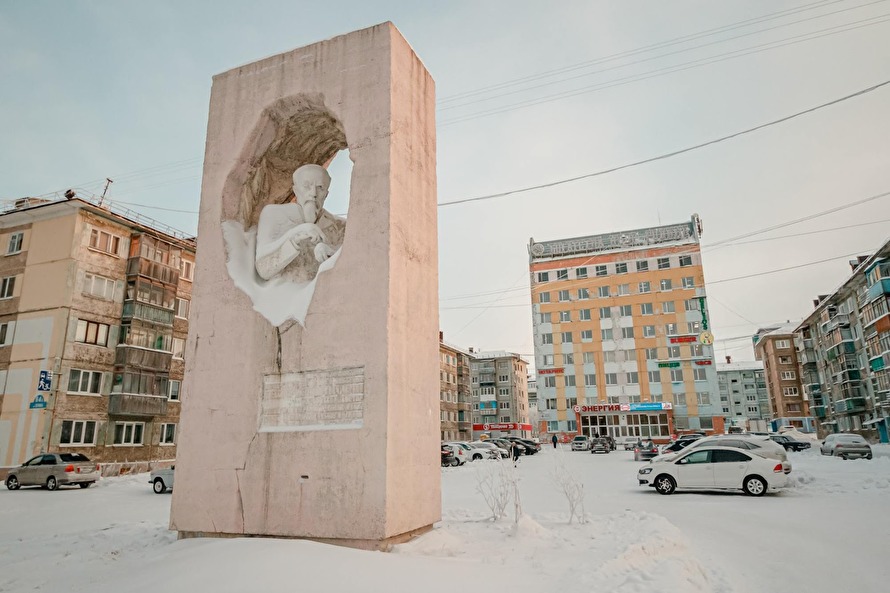 Исследователь Печорского угольного бассейна Александр Чернов. Памятник расположен рядом со зданием АО «Воркутауголь»