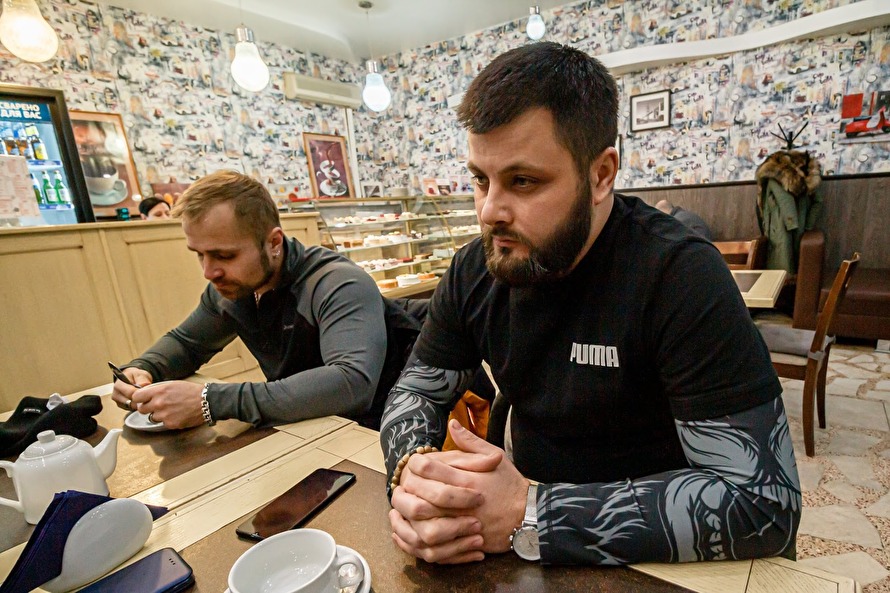 Шахтер Александр Македонский (справа), контакт которого подсказали на «Воркутаугле», пришел на встречу с другом. После смены, по рассказам мужчины, он занимается своим делом — массажем