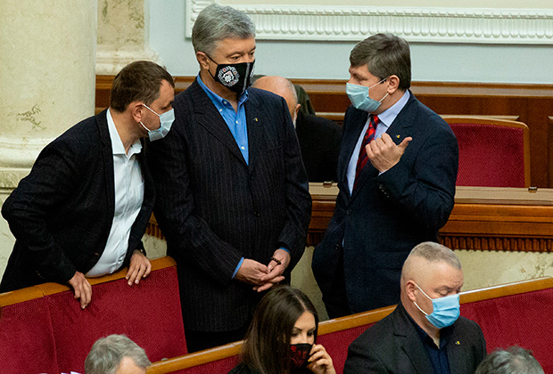 Петр Порошенко (в центре)