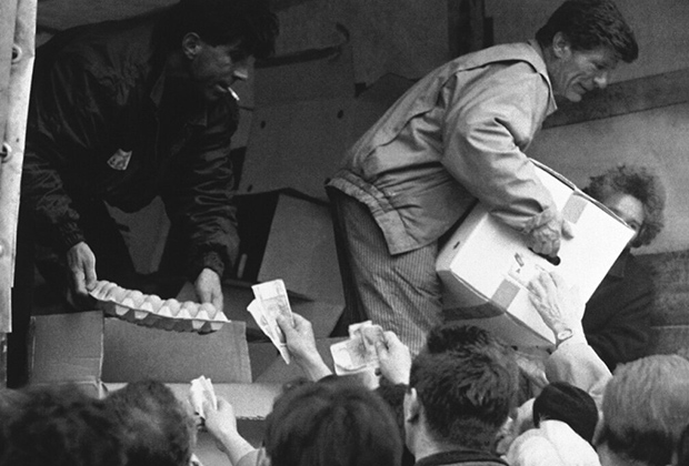 Люди собрались у грузовика, чтобы купить еду, 14 апреля 1992 года