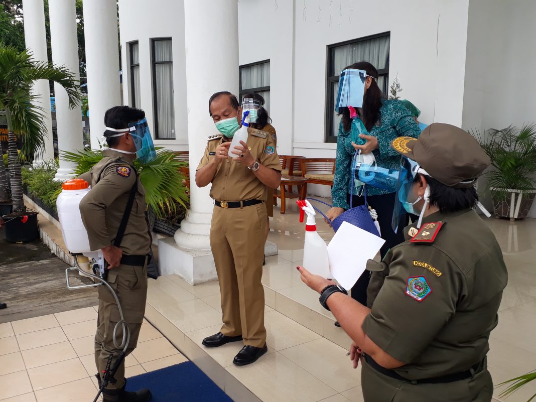 Lomban Bagikan APD kepada Anggota Gugus Tugas