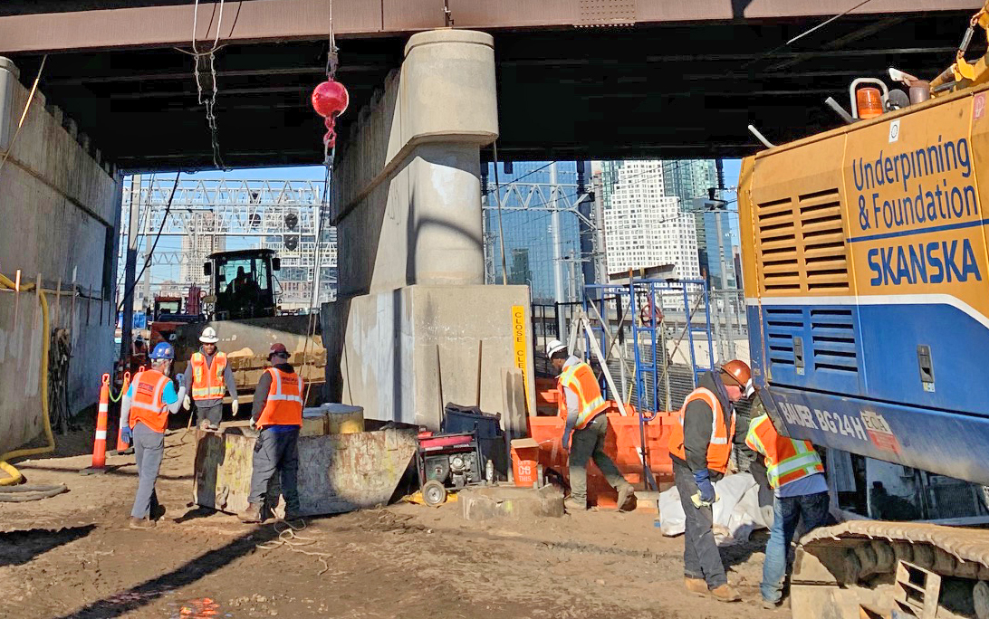 Lowering materials for construction of a tunnel approach structure using a Linkbelt crane on the 39th St 04-19-19