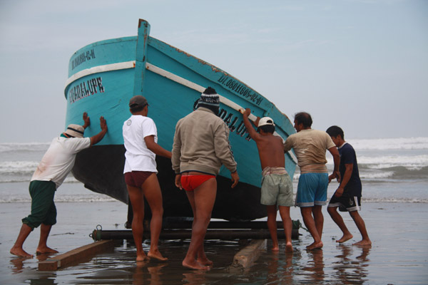 Artisinal fishing is the livelihood for thousands of Peruvians on the coast. Photo by: ProDelphinus.