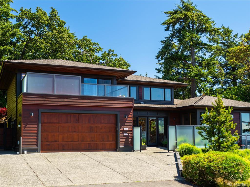 FEATURED LISTING: 2952 Tudor Ave Saanich