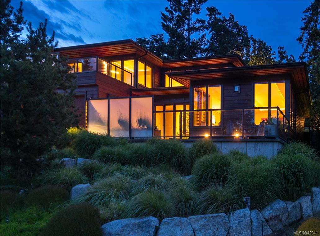 FEATURED LISTING: 2952 Tudor Ave Saanich