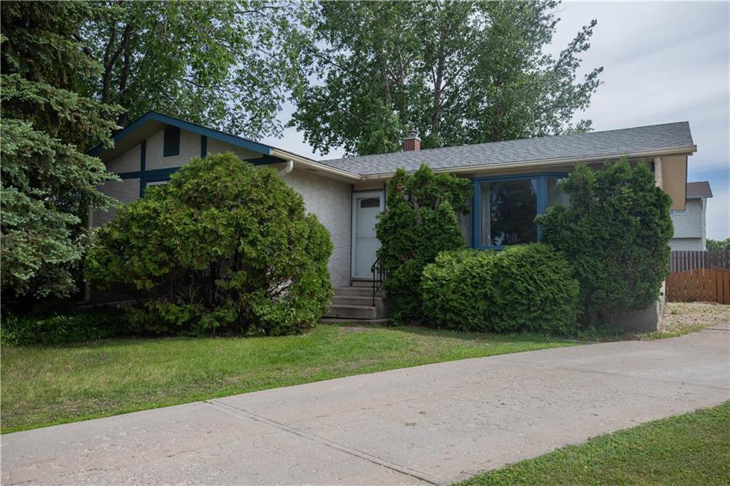 FEATURED LISTING: 22 Brendalee Bay Winnipeg