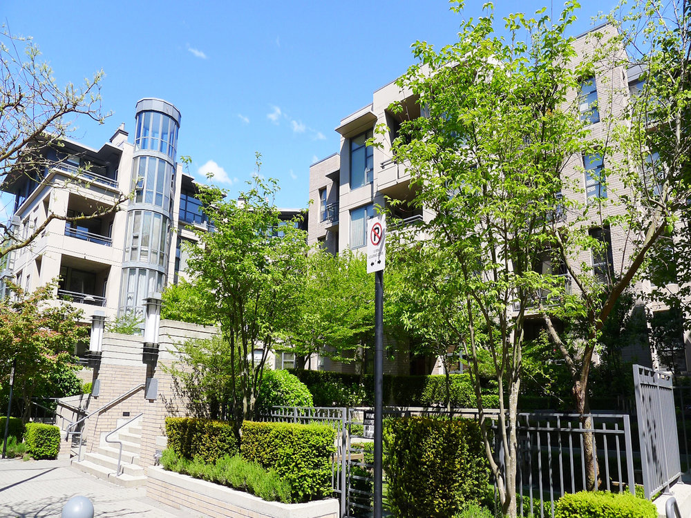 FEATURED LISTING: 109 - 2263 REDBUD Lane Tropez