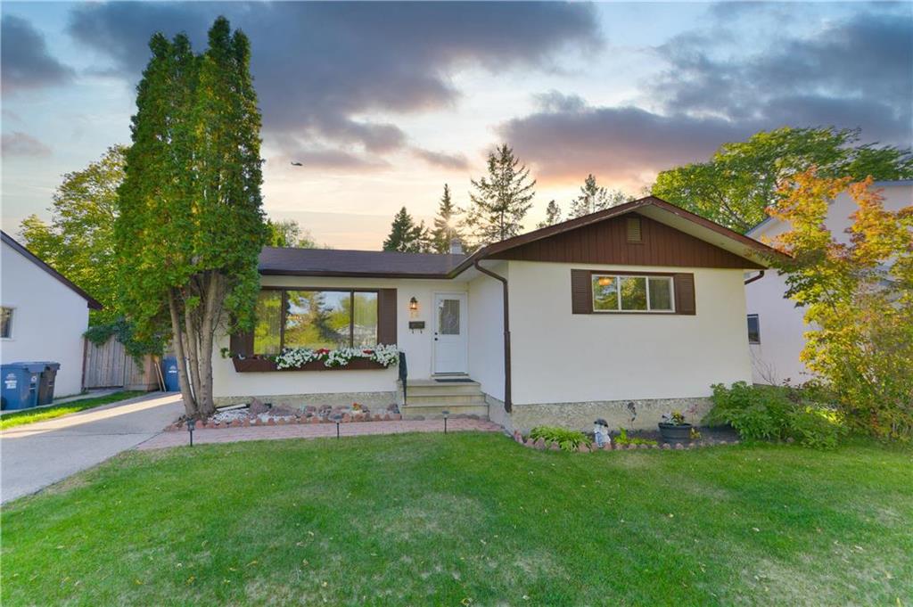FEATURED LISTING: 14 Acadia Bay Winnipeg
