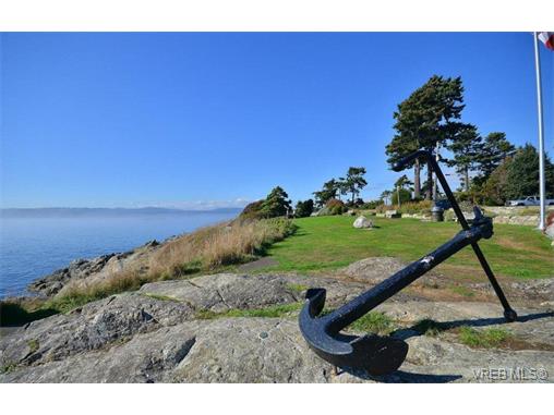 Main Photo: 301 614 Fernhill Place in VICTORIA: Es Rockheights Condo Apartment for sale (Esquimalt) : MLS®# 353153