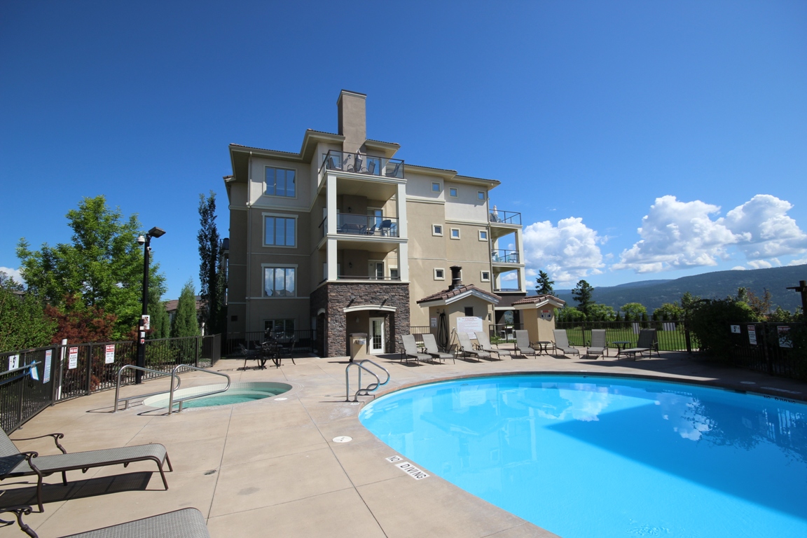 Pinnacle Pointe Pool & Hot Tub