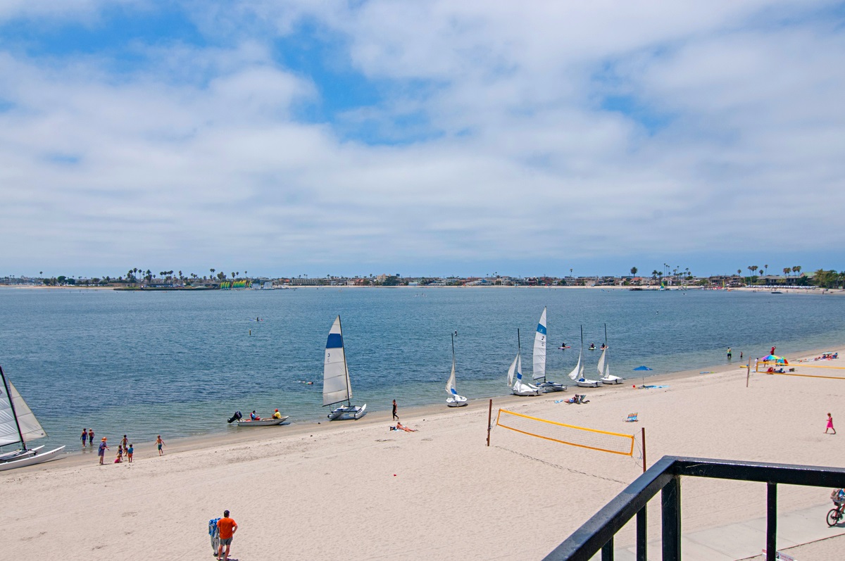 Main Photo: PACIFIC BEACH Condo for sale : 2 bedrooms : 1235 Parker Place #3E in San Diego