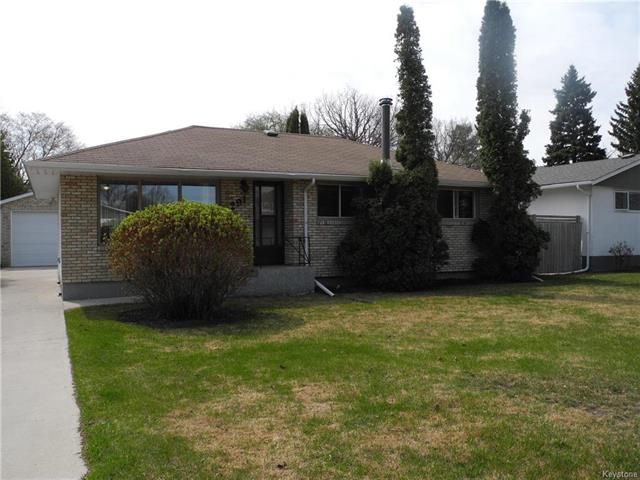 Welcome to 291 Marshall Bay! Great curb appeal with reclaimed brick front