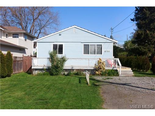 Main Photo: 658 Kent Road in VICTORIA: SW Tillicum Single Family Detached for sale (Saanich West) : MLS(r) # 363169