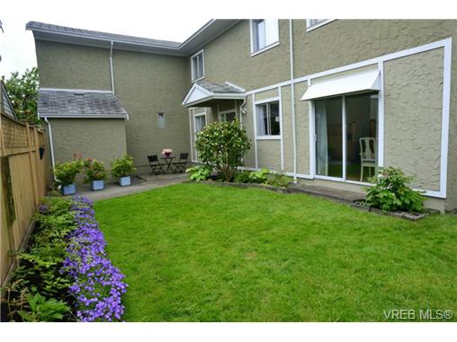 Main Photo: 12 10070 Fifth Street in SIDNEY: Si Sidney North-East Townhouse for sale (Sidney) : MLS®# 337945