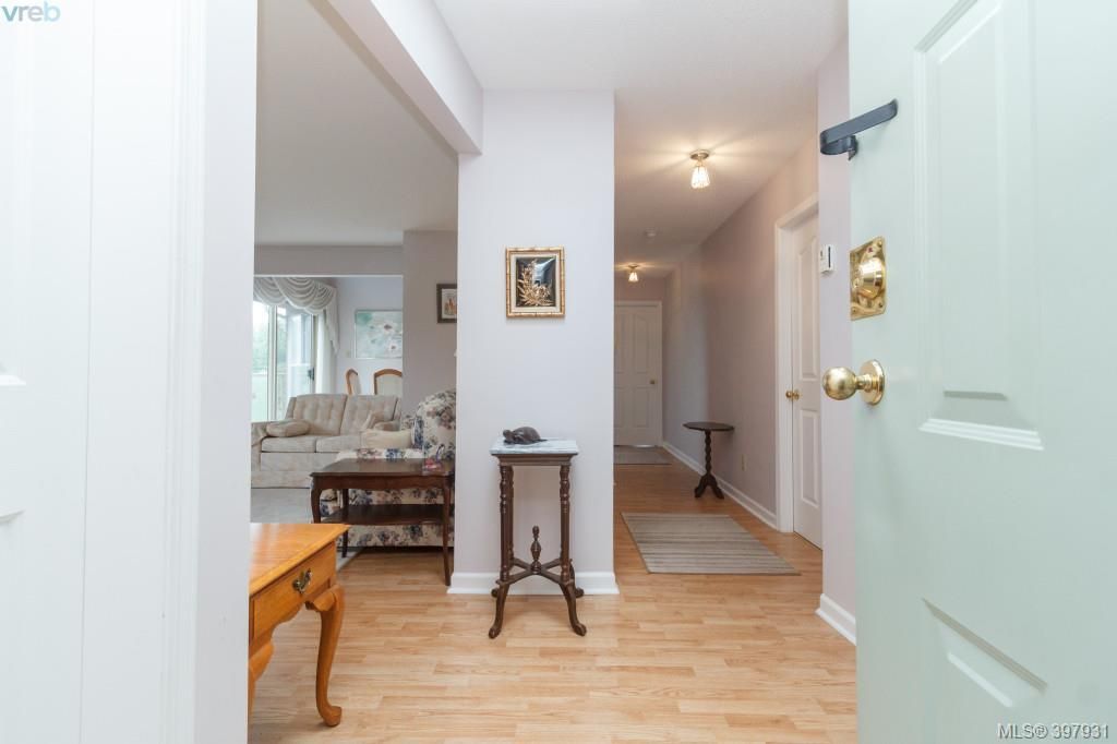 Main Photo: 403 1597 Mortimer Street in VICTORIA: SE Mt Tolmie Condo Apartment for sale (Saanich East) : MLS®# 397931
