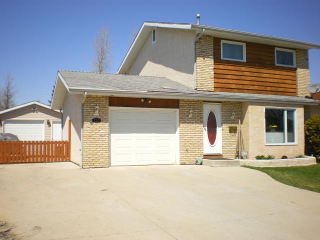 Main Photo: 130 CHARBONNEAU Crescent in WINNIPEG: Windsor Park / Southdale / Island Lakes Residential for sale (South East Winnipeg)  : MLS(r) # 1107777