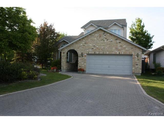 Main Photo: 3 Hawkesbury Crescent in WINNIPEG: River Heights / Tuxedo / Linden Woods Residential for sale (South Winnipeg) : MLS®# 1413544