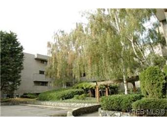 Main Photo: 208 1366 Hillside Avenue in VICTORIA: Vi Oaklands Condo Apartment for sale (Victoria) : MLS®# 236908