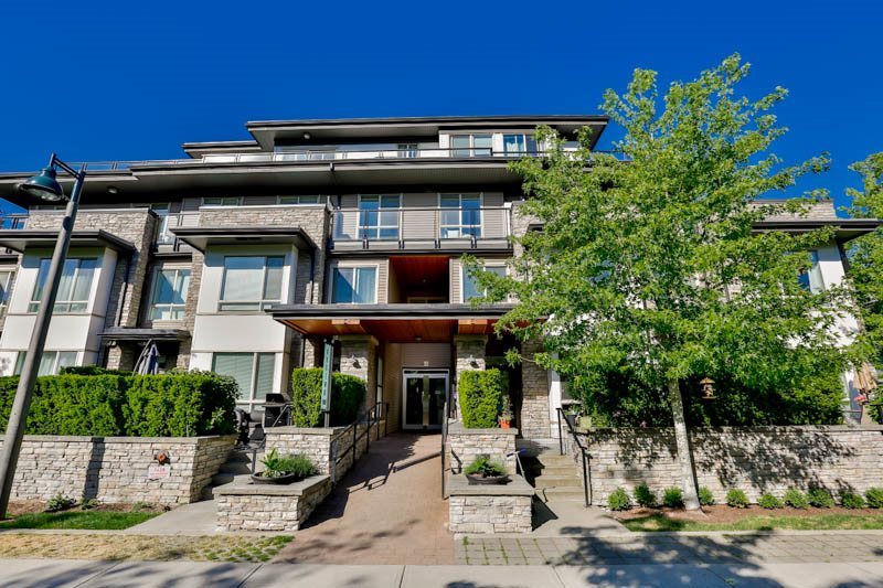 Main Photo: 102 7428 BYRNEPARK WALK in Burnaby: South Slope Townhouse for sale (Burnaby South) : MLS®# R2086383