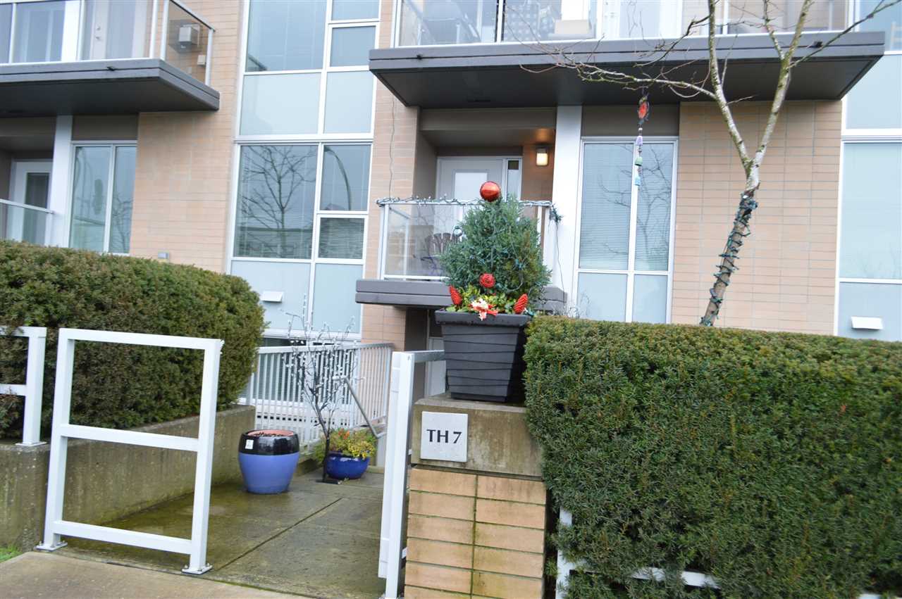 Main Photo: TH7 1288 CHESTERFIELD AVENUE in North Vancouver: Central Lonsdale Townhouse for sale : MLS® # R2021628