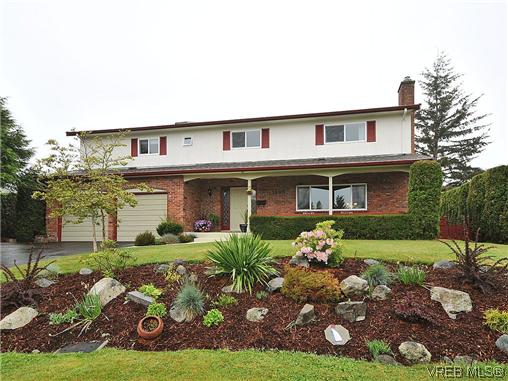 Main Photo: 1895 Hillcrest Avenue in VICTORIA: SE Gordon Head Single Family Detached for sale (Saanich East) : MLS® # 323811
