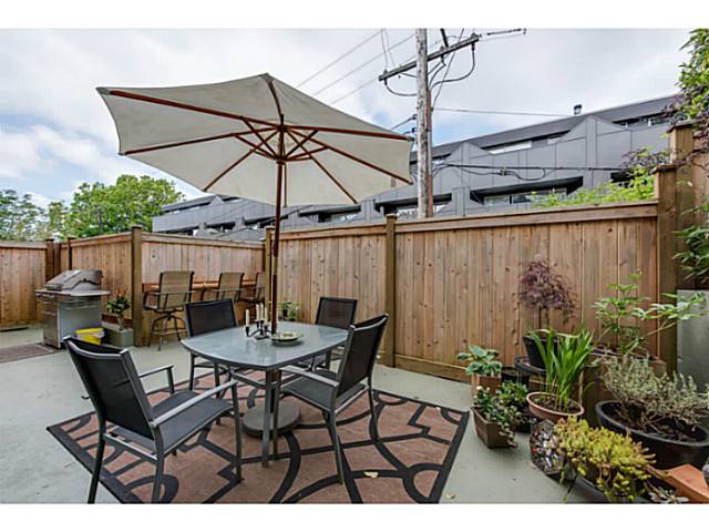 Main Photo: 2669 W 10TH AV in Vancouver: Kitsilano Condo for sale (Vancouver West) : MLS(r) # V1122231