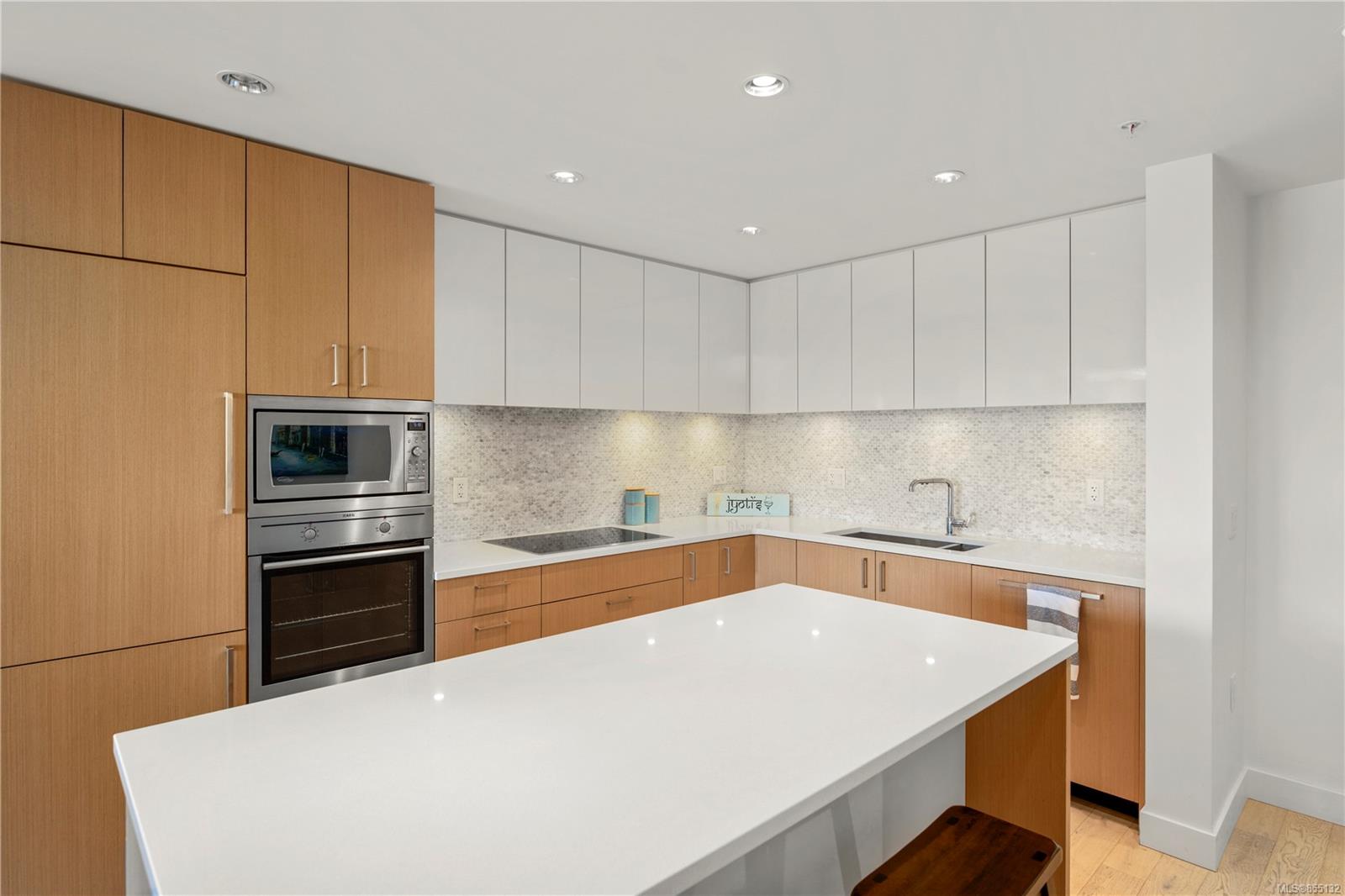 FEATURED LISTING: 406 - 838 Broughton St
