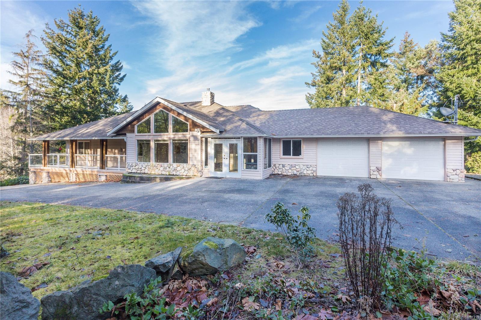 FEATURED LISTING: 3744 Panorama Cres