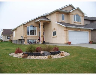 Main Photo: 2 POWDER RIDGE Drive in WINNIPEG: River Heights / Tuxedo / Linden Woods Single Family Detached for sale (South Winnipeg)  : MLS(r) # 2717947
