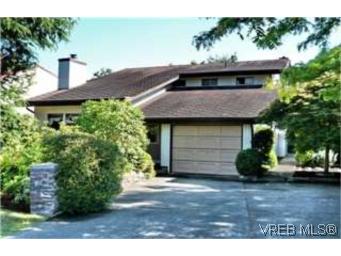 FEATURED LISTING: 1541 San Juan Ave VICTORIA