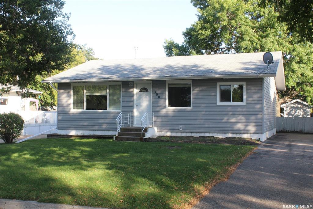 FEATURED LISTING: 308 2nd Avenue East Lampman