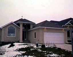 Main Photo: 10 STONINGTON Bay in WINNIPEG: River Heights / Tuxedo / Linden Woods Residential for sale (South Winnipeg) : MLS®# 9722011