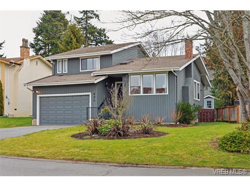 Main Photo: 498 Leaside Avenue in VICTORIA: SW Glanford Single Family Detached for sale (Saanich West) : MLS®# 374097